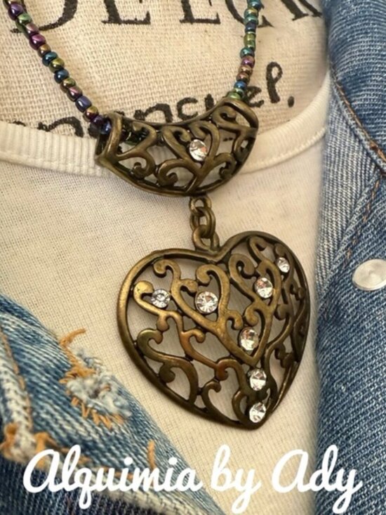 Alquimia Jewelry - HEIRLOOM VIBE antique Brass Filigree Heart Necklace Multicolor Beaded Chain